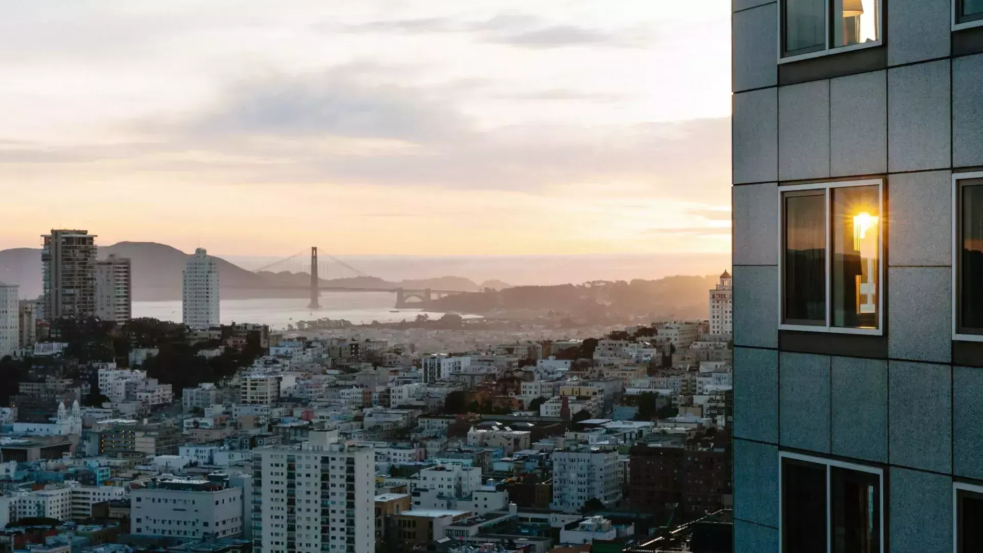 Vom Four Seasons Hotel San Francisco At Embarcadero aus sieht man die Skyline der Stadt San Francisco.