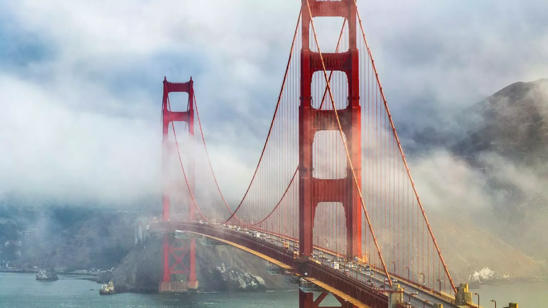 Golden Gate Bridge ragt hinter dem Nebel hervor